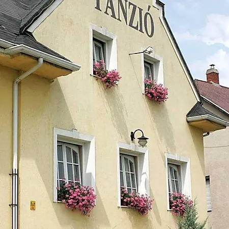 Bed and breakfast Relax Panzió 4*