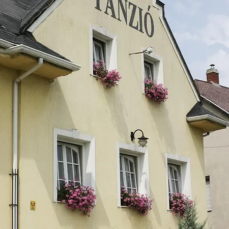 Relax Panzio Couette-café Győr